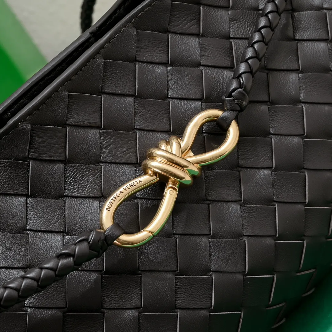 Batch 1960 #Bottega Veneta new horizontal Andiamo handbag, many stars have the same style 🎈 Classic full-body leather weaving with golden rope buckle, stable and chic enough [proud] The whole body is made of Nappa sheep leather, comfortable, soft and dynamic. The sliding metal rope buckle can adjust the shoulder strap, single shoulder / handbag / crossbody, multiple carrying methods, large bag capacity, suitable for commuting / daily / travel This bag is divided into small/medium/large sizes. There is always one that suits you, so take me with you🎀🎀 Size: 29x18x10 Model: 6463#